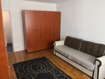inchiriere garsoniera Sector 6 București living cu covor negru